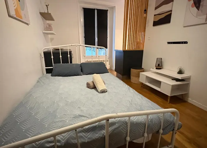 A Deux Pas Du Metro * Paris